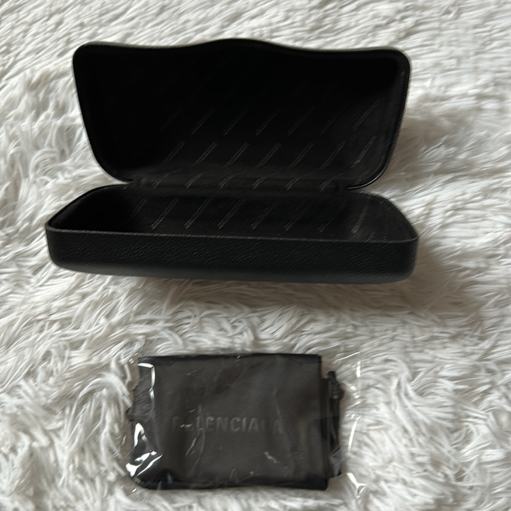 BALENCIAGA EXTRA LARGE BLACK LEATHER SUNGLASSES CASE WITH DRAWSTRING POUCH NEW - Picture 3 of 14